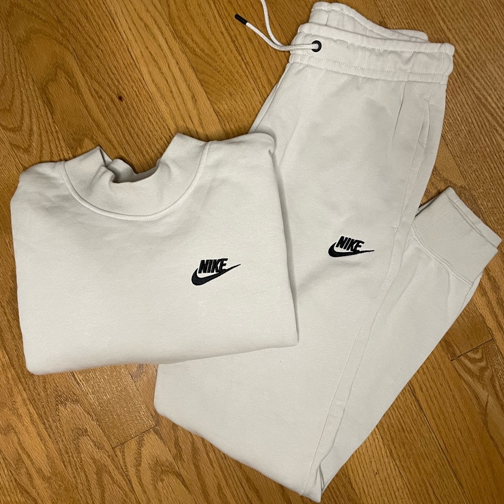 Beige Nike 2 piece set. Size extra small. Great condition.